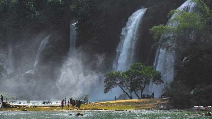 越南的瀑布位于中国边境附近。