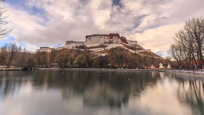 布达拉宫的后殿西藏地标夜景灯光日转夜
