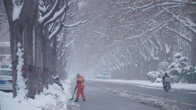 环卫工人街道铲雪