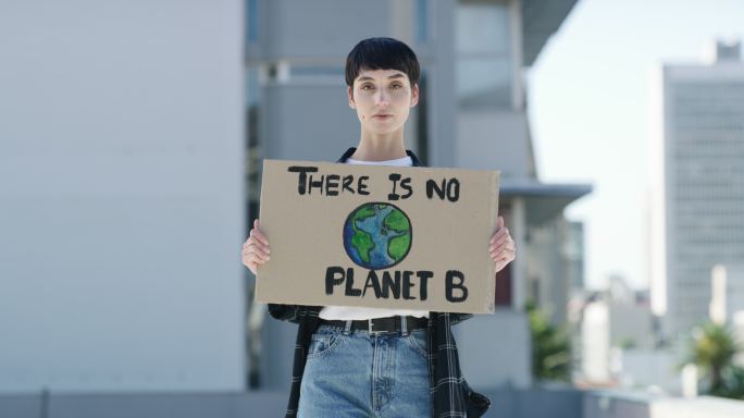 举着牌子的女人环境保护日环保空气污染