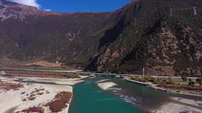 西藏林芝尼洋河高速公路 秋天景色