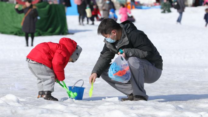 滑雪场一位父亲和小孩子在玩雪4K实拍原创