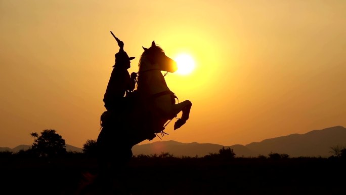 黄昏时分牛仔骑马和持枪的慢镜头