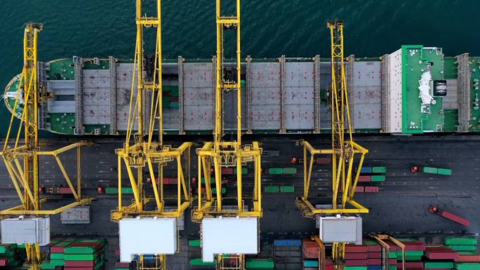 集装箱货船港口码头物流运输港口进出口集装