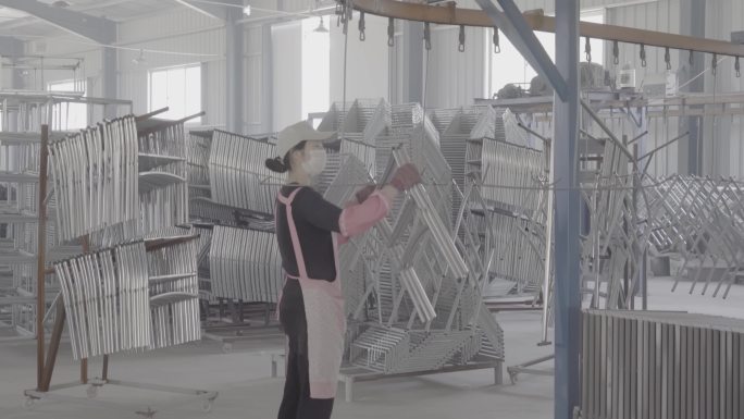 4k家具工厂生产铁艺焊接喷漆实拍视频