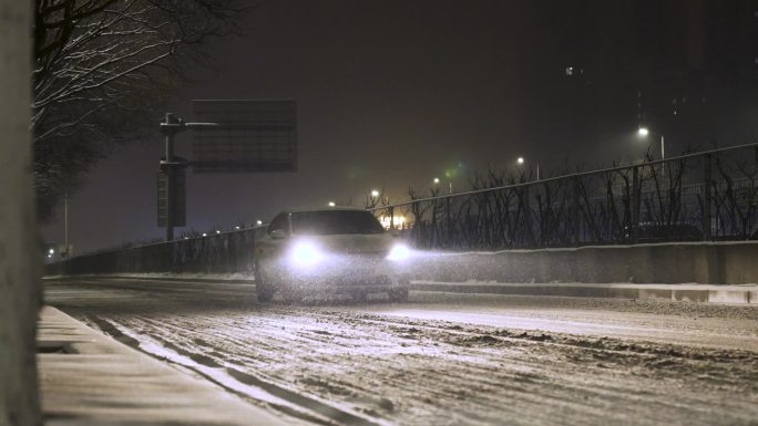 城市雪夜街道汽车行驶缓慢升格