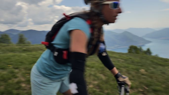 慢镜头：山地车骑行在高原上的照片