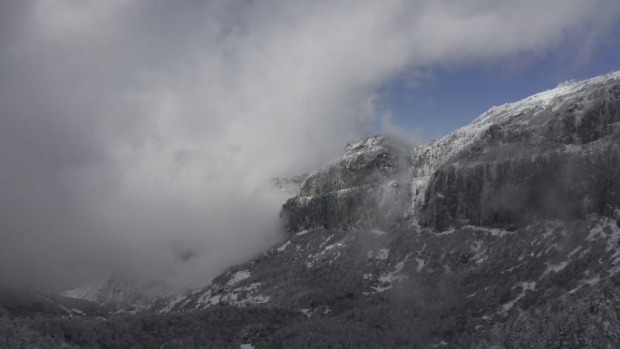 雪山云雾航拍