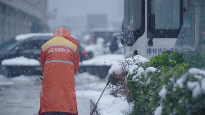 环卫工人扫雪