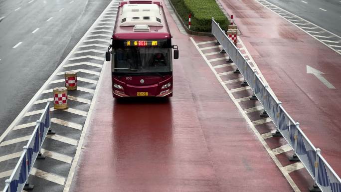 快速公交车驶入长虹路BRT专用车道站台