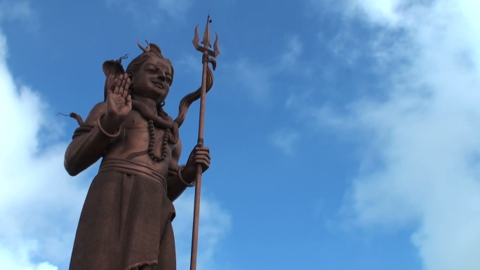 在天空的映衬下的湿婆雕像