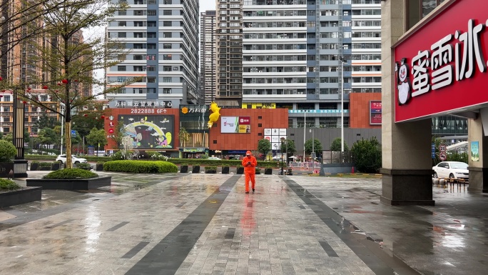 雨中行走接单的穿雨衣的外卖送货小哥