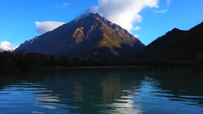 西藏念青唐古拉山早晨的湖面与河流