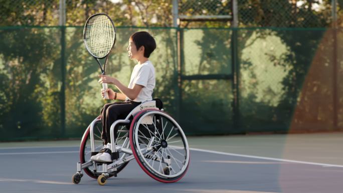 两名残疾网球运动员打双打网球