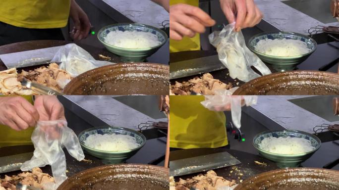 一碗桂林卤菜粉厨师戴手套准备加料