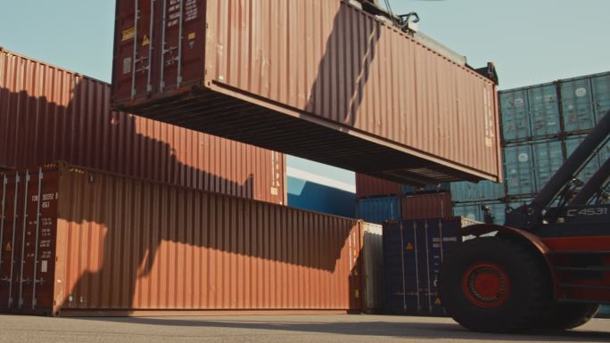 集装箱装卸工在造船厂码头搬运货物