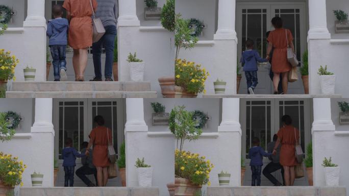 一名女子和她的儿子一起回家