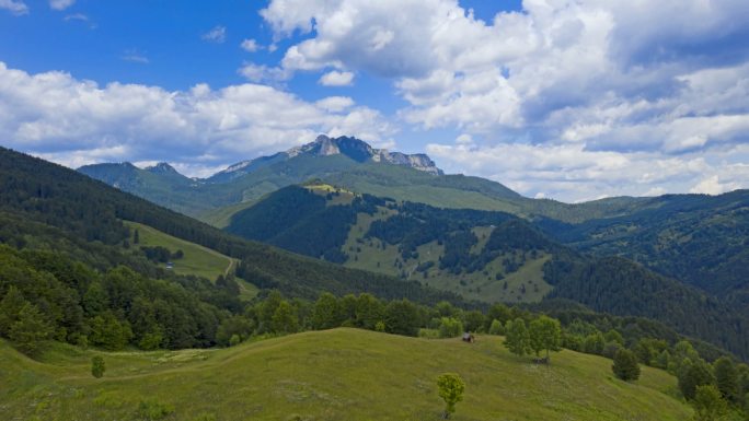 群山的延时视频生态环境流云航拍山脉高山