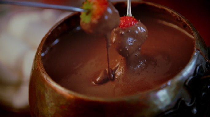 巧克力火锅和水果一起放在锅里
