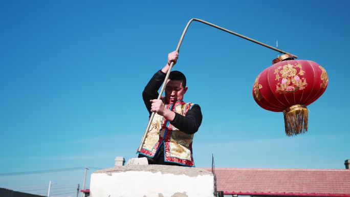 东北农村过新年挂灯笼