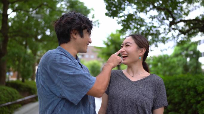 微笑的夫妇日本夫妻亚洲情侣幸福笑容