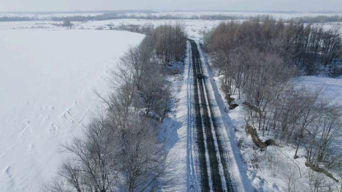 冬季航拍旅行在雪道路上