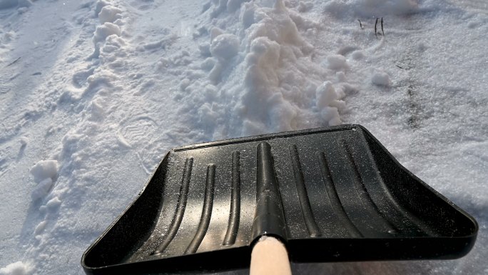 用铲子除雪积雪寒冷雪堆
