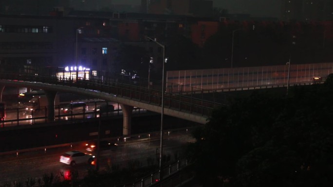 北京城市下大雨空镜