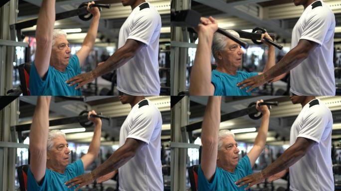 老年人在私人教练的帮助下在健身房锻炼