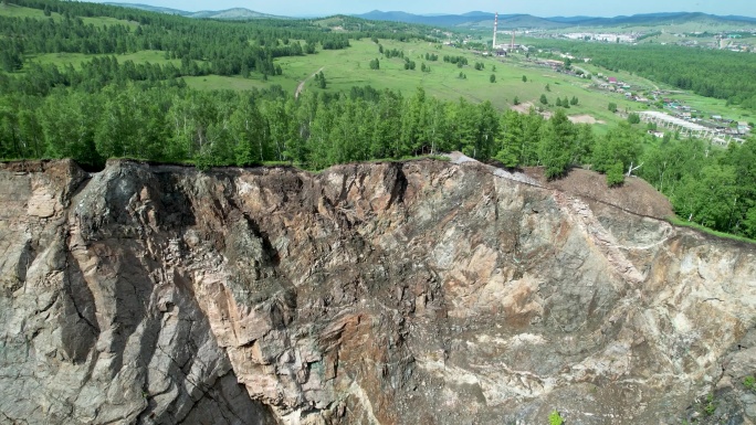 山上的构造断层山体岩石裸露采矿矿山挖掘采
