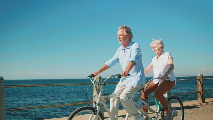 老年夫妇骑着双人自行车