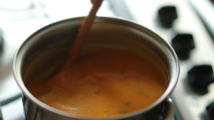 搅拌健康的橙色蔬菜汤
