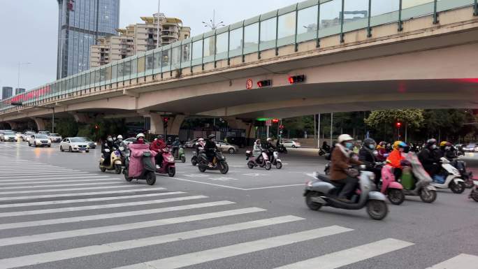 下班高峰期交通繁忙电动车大军过马路