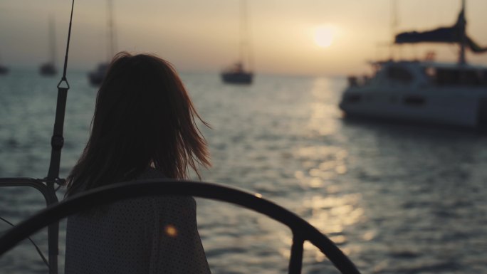 游艇上的美女海边夕阳日落美女孤独剪影失恋