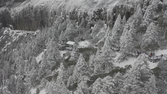 轿子雪山雪后森林栈道航拍