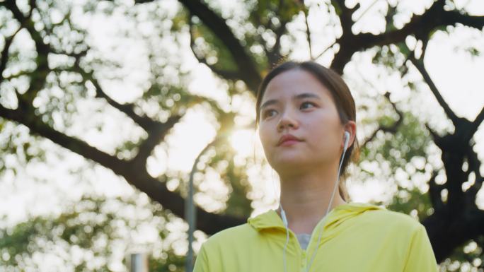 女子在公园里进行有氧散步锻炼