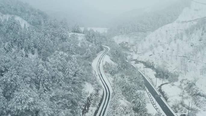 浙江山区雪天乡村公路