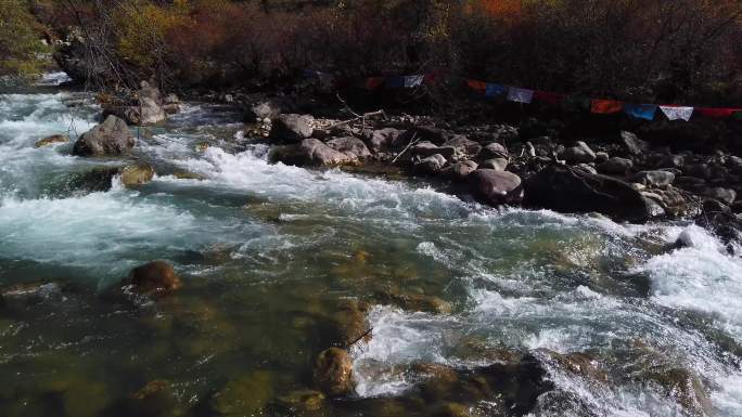 西藏林芝念青唐古拉山溪流