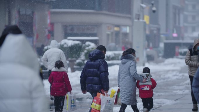 雪中街道行人