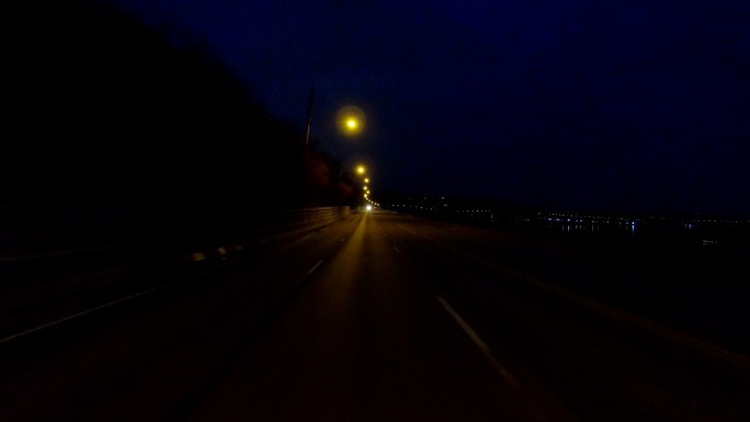 夜间驾驶汽车马路后退路灯夜晚开车行驶