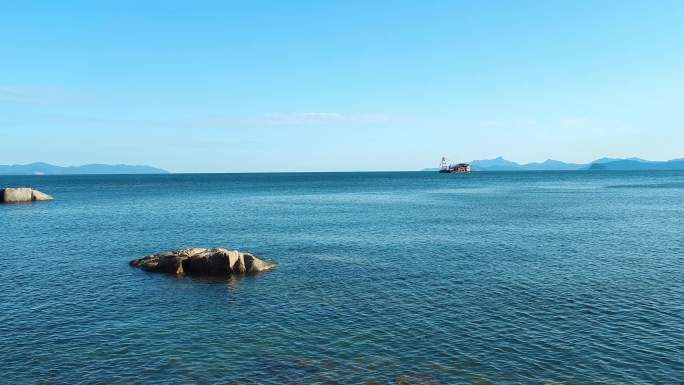 深圳海边海浪拍打礁石