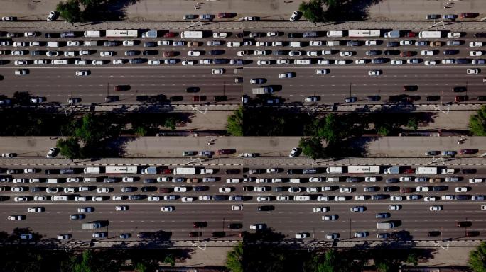 高峰时段城市交通拥堵