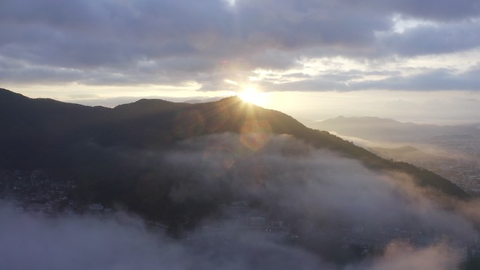 阳光下的山峰清晨日出云海航拍山谷