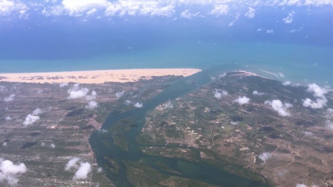 航拍沿海城市景观飞机航空航班飞向天空起飞