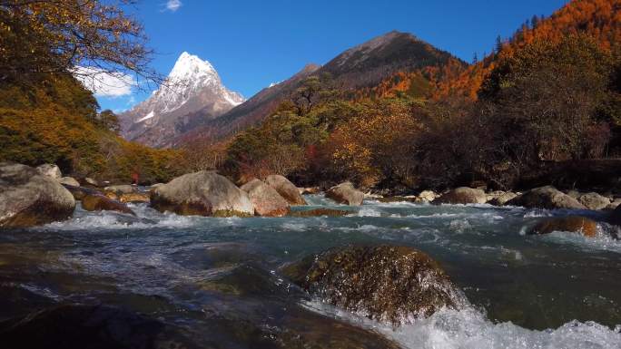 西藏林芝念青唐古拉山溪流