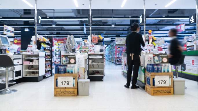 在柜台付款的顾客商场商业品牌导购超市人流