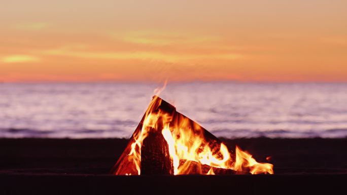 海滩上的篝火露营户外夜晚帐篷野外聚会休闲