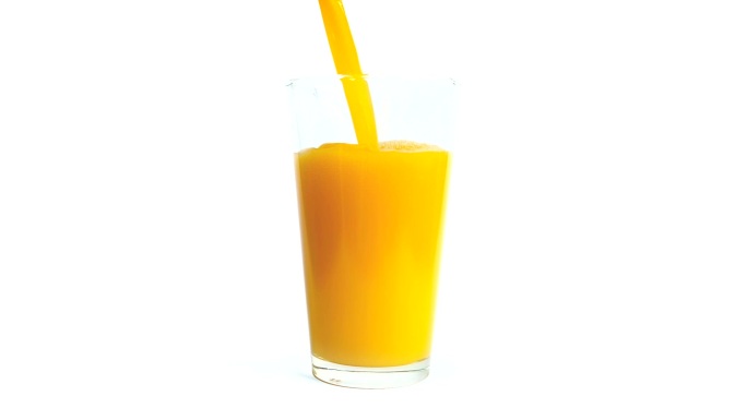 橙汁倒进玻璃杯