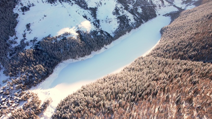 雪山湖泊