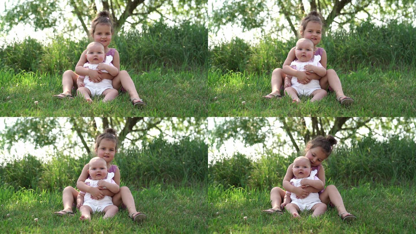 小女孩和她妹妹坐在草地上